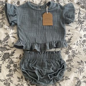 Matching set (bloomer and short sleeves blouse), blue, grayson collective, NB
